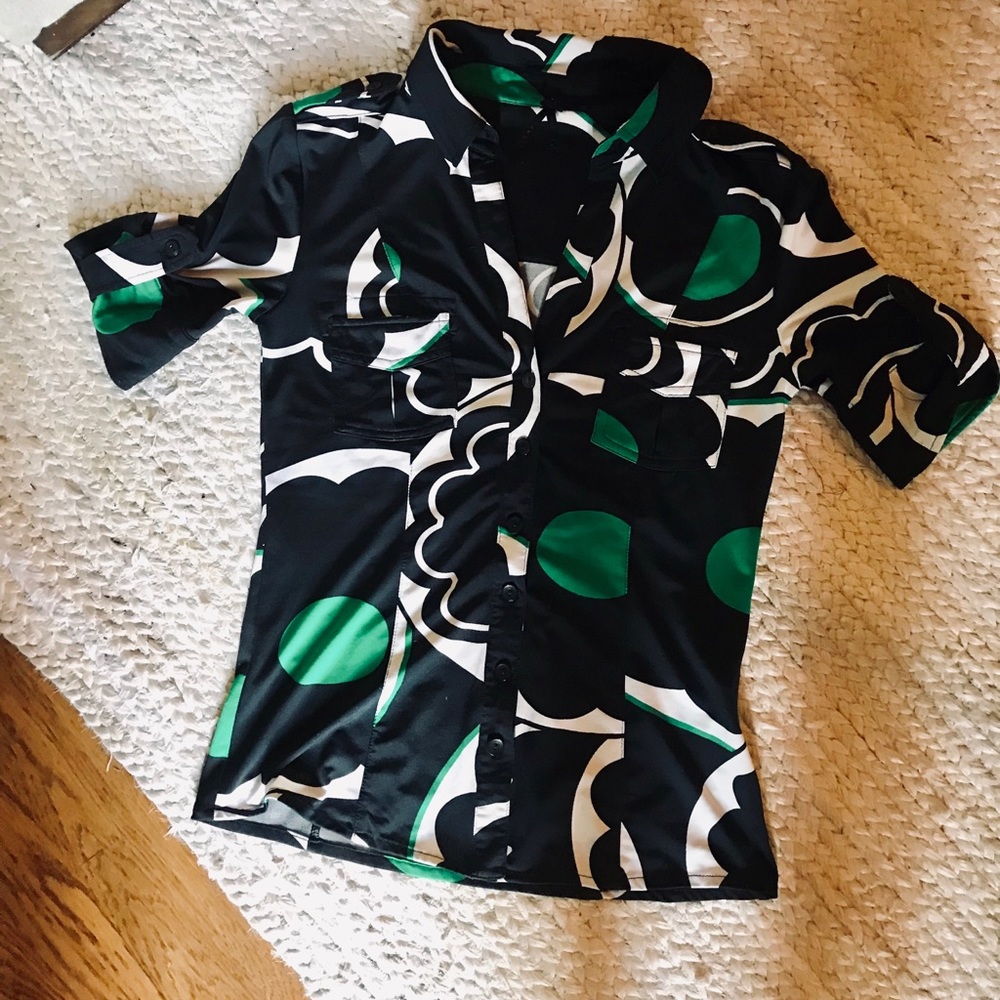 EUC! Beautiful Graphic button down top.